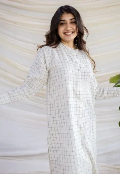Baani Off White Loose Handwoven Kala Cotton Kurta