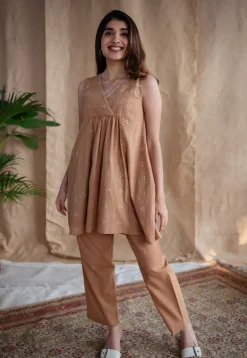 Naziah Dabu Slub Cotton Embroidered Top
